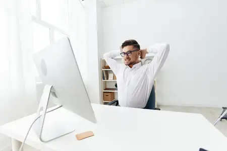 Менеджер работает за компьютером, демонстрируя уверенность в себе в официальной интернет-обстановке офиса