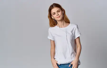 Женщина в белой футболке, музыка, развлечения, светлый фон
