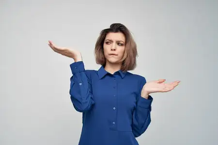 Женщина в синей рубашке в элегантном стиле на светлом фоне