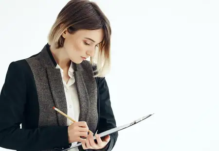 Бизнес-леди заполняет документы, работая менеджером в офисе