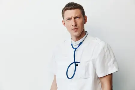 Счастливый, позитивный мужчина со скрещенными руками, излучающий спокойствие и уверенность