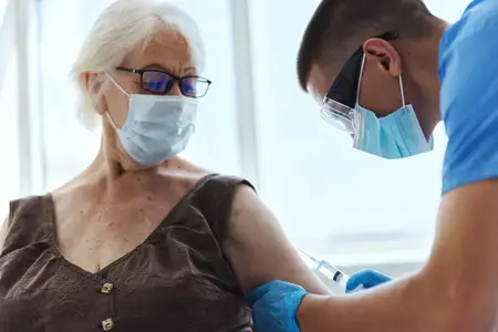 Пациент и врач, защита иммунитета, пандемия коронавируса
