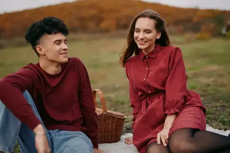 Тёплая сезонная сцена с уютным пледом и плетёной корзиной, расслабленный разговор и радостные улыбки передают аутентичность и достоверность в правдоподобном жизненном моменте, интимное, но…