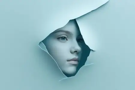 Безмятежная молодая женщина смотрит сквозь разорванный бумажный фон, передавая эмоции созерцания и воображения