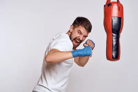 Спортивный автомобиль, боксерская груша, бинты на руках для тренировки