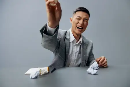 Работник испытывает нервный срыв от тяжелой работы