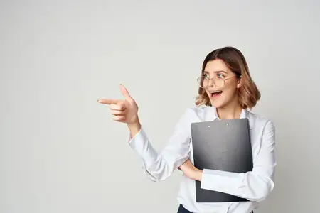 Бизнес-леди в белой рубашке документирует работу на светлом фоне