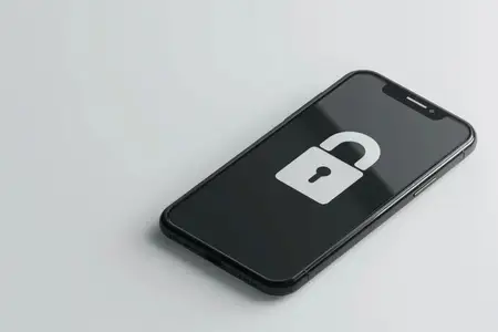 Современный смартфон с изображением значка замка на экране, символизирующий цифровую безопасность, на минималистичном светло-сером фоне