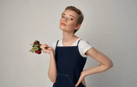 Красивая женщина с короткой стрижкой, гламурная косметика на сером фоне