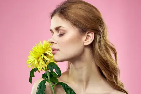 Портрет женщины с жёлтыми цветами на розовом фоне