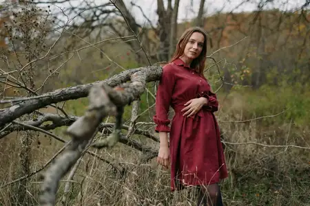 Мягкий дневной свет, земляные тона и спокойное настроение усиливают аутентичность и надежность, искренние эмоции и простоту, создавая правдоподобную сцену, которая кажется приземленной и искренней