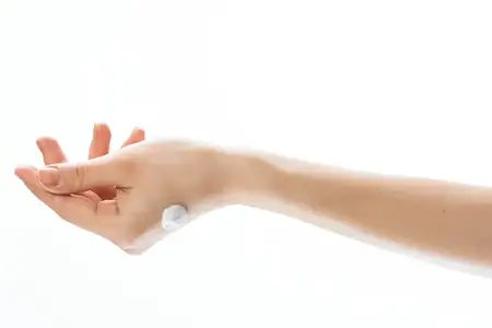 Женские руки и крем