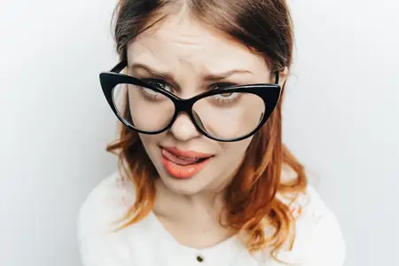 Симпатичная женщина в модных очках, крупный план лица в студии, мода