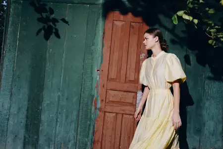 Женщина в платье, солнечный свет и тени, с аутентичностью и инклюзивностью