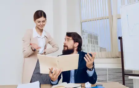 Бизнесмен рядом с секретарем, работа, общение, команда, финансы