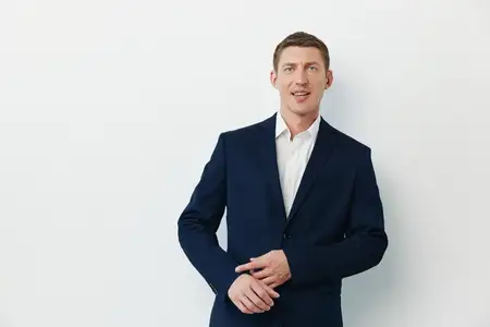 Красивый фон, портреты мужчин, лицо, белый человек, бизнесмен, профессиональный, изолированный, счастливый, бизнес, взгляд, фон, студия, менеджер, уверенный, взрослый, европеоид, мужчины, парень…
