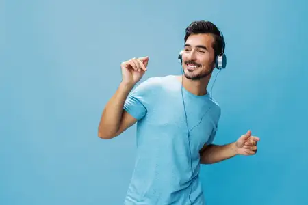 Мужчина в наушниках на голубом фоне