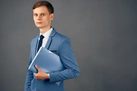 Мужчина в костюме, работающий в офисе, официальный менеджер