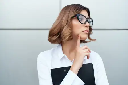 Деловая женщина на открытом воздухе, олицетворяющая официальную работу, успех и карьеру на изолированном фоне