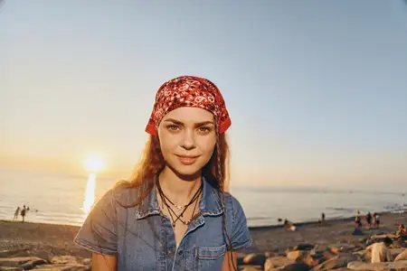 Женщина в стиле casual, одетая в современный деним в стиле бохо-вестерн, наслаждается залитым солнцем пляжем в золотой час