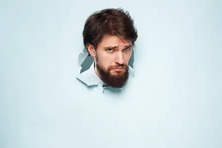 Голова недовольного мужчины выглядывает из-за стены в офисе, карьерный образ жизни