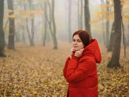 Женщина в красной куртке с капюшоном, дождь, туман, осень, жёлтые листья