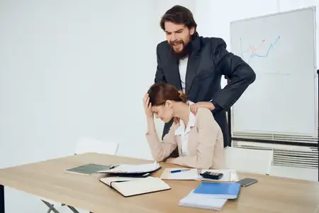 Коллеги общаются на работе в офисе за рабочим столом, профессионалы делятся эмоциями