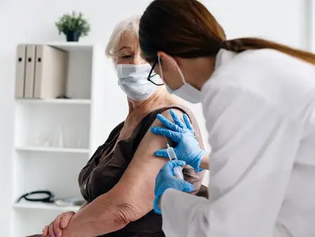 Женщина-врач делает инъекцию, паспорт вакцинации пациента, безопасность иммунитета, здоровье