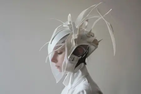 Элегантная женщина в белой шляпе с изящными перьями на затылке