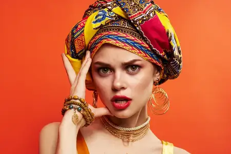 Симпатичная женщина с разноцветным украшением, красные губы, роскошь, изолированный фон