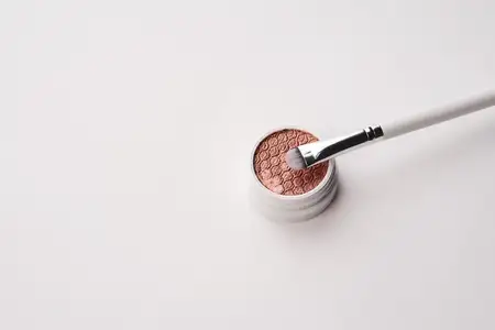 Профессиональные тени для век на изолированном фоне и кисти для макияжа
