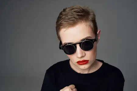 Женщина в черной футболке