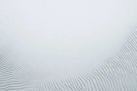 Минималистичный абстрактный фон с белой волнистой текстурой и мягкими градиентами, идеально подходящий для брендинга, современного дизайна и художественных проектов, вызывающий чувство спокойствия и…