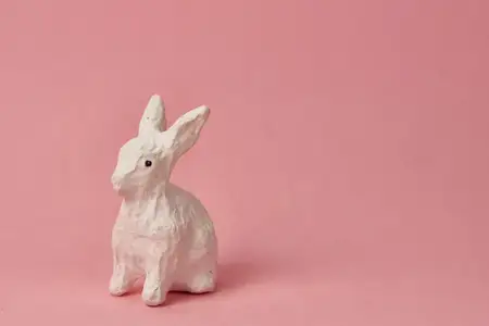 Пасхальный кролик на розовом фоне, игрушечное животное, праздники