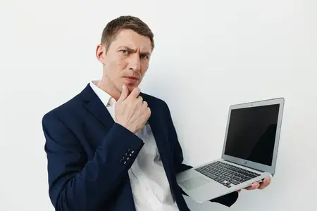 Работающий мужчина, белый, руководитель, ноутбук, бизнесмен, менеджер, стол, мужчина, молодой взрослый, технология, компьютер, офис, человек, бизнес, сидящий, кавказец, профессиональный