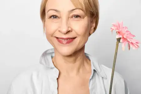 Улыбающаяся пожилая женщина, крупный план, студийный портрет