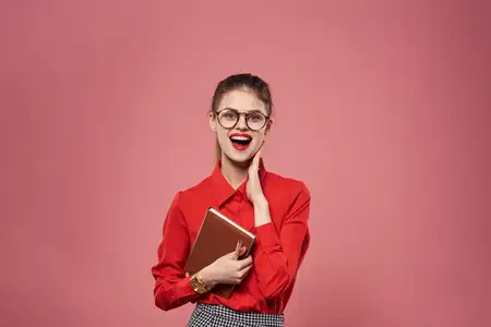 Женщина в очках и красной рубашке, секретарь, финансы, образ жизни, профессионал