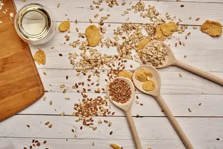 Деревянные кухонные предметы, еда, мюсли на деревянном фоне