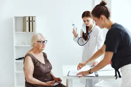 Пациент проходит медицинское обследование в больнице, проводится диагностика здоровья