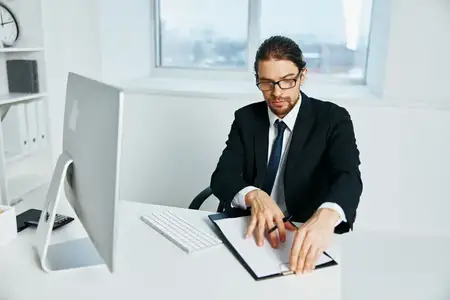 Офисный работник, официальное лицо, работает за компьютером, начальник