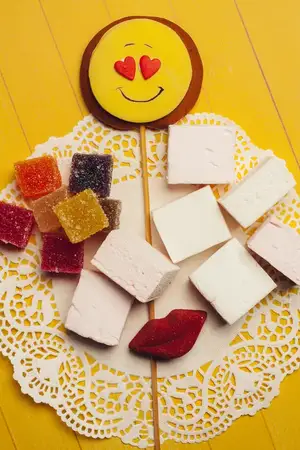 Пряник в виде смайлика на палочке, мармелад, сладости, десерт