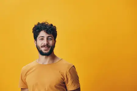 Мужчина выражает счастье, гнев и безумие