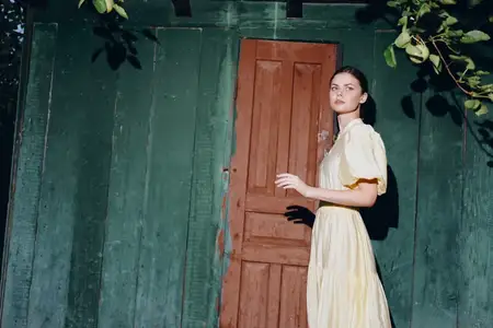 Женщина в платье, портрет у двери, винтажный зеленый экстерьер