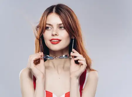 Красивая женщина в полосатом платье и солнцезащитных очках, модель роскоши