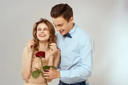 Мужчина и женщина обнимаются во время свидания, наслаждаясь роскошным образом жизни и весельем