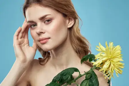 Эмоциональная женщина с цветами, весенняя модель, обнажённые плечи, чистая кожа