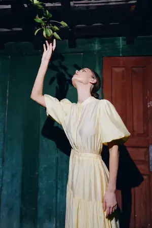 Женщина, платье, винтаж, портрет, тянется к растению, естественность, инклюзивность