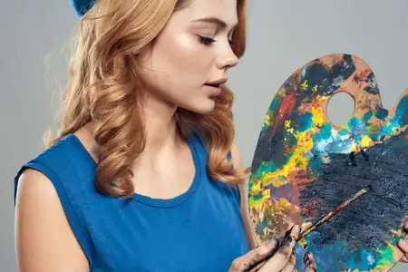Женщина-художница с палитрой и кистями в руках, крупный план, искусство, творчество