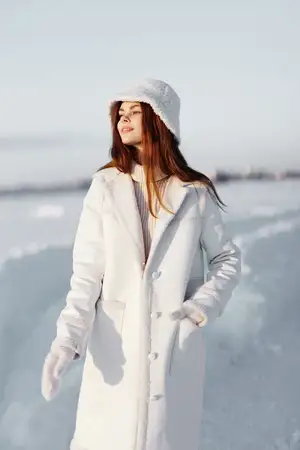 Молодая женщина в зимней одежде, прогулка по снегу, холод, отпуск, стиль жизни