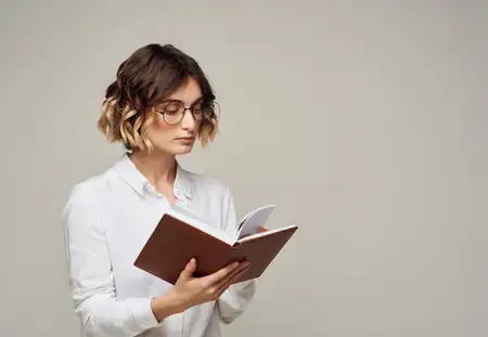 Женщина в очках с книгой в руках, официальная профессиональная работа